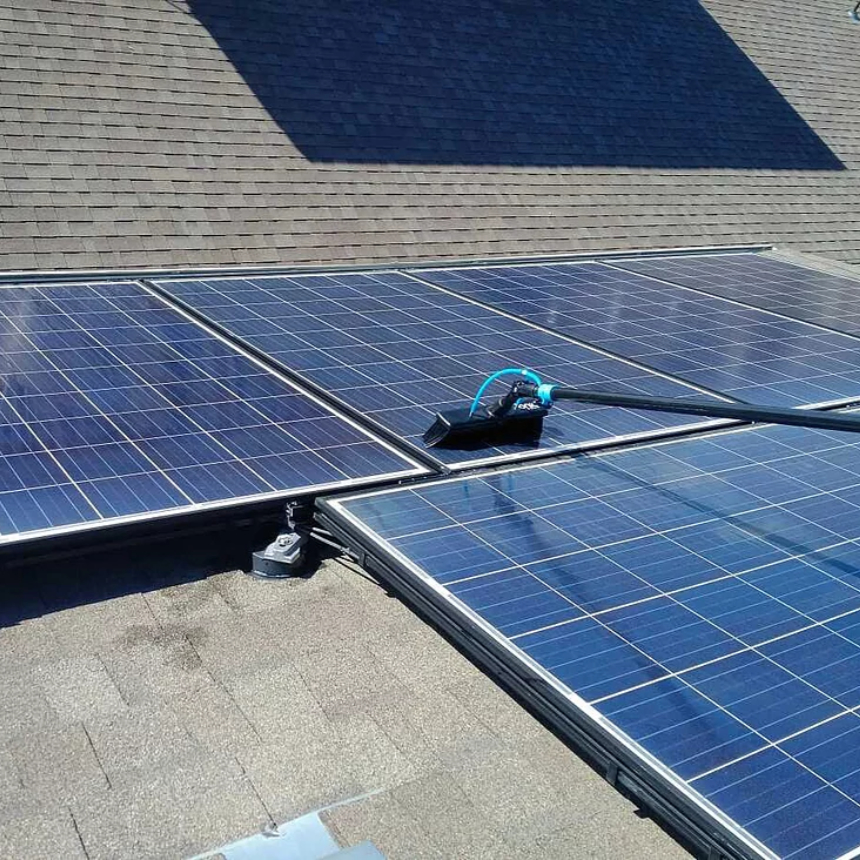 Cleaning a wolar panel